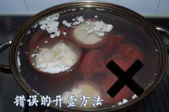 開(kāi)壺放豆腐是錯誤的，新買(mǎi)的紫砂壺正確開(kāi)壺建議