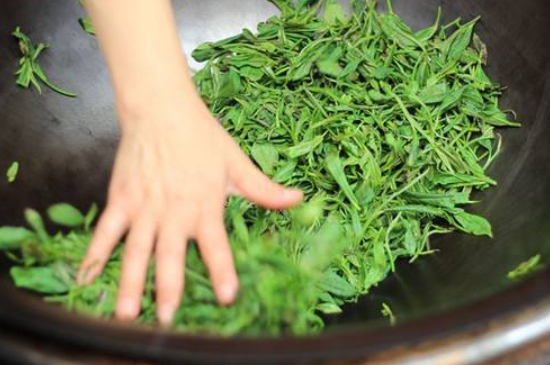 炒青綠茶與綠茶的區別，烘青和炒青哪個(gè)好喝？