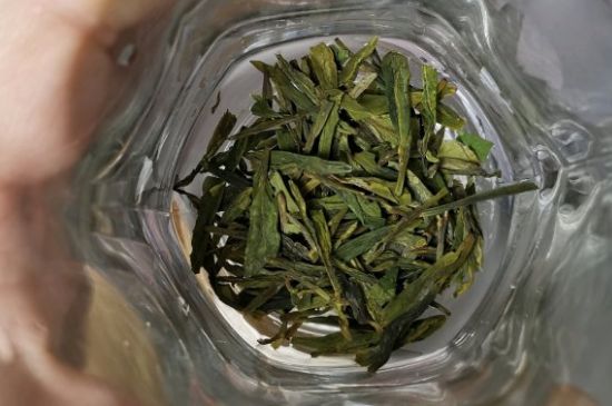 龍井茶放二年了能喝嗎，過(guò)期龍井茶的妙用！