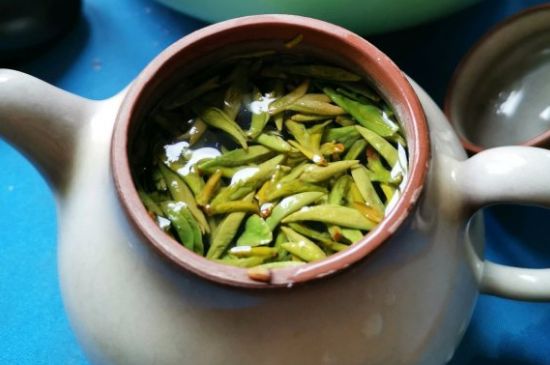 龍井茶放二年了能喝嗎，過(guò)期龍井茶的妙用！