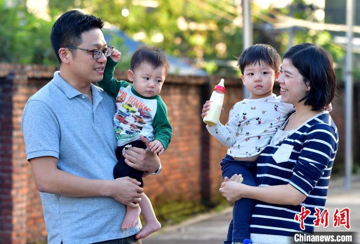 在長(cháng)汀這十年，張元豪也收獲了愛(ài)情。2015年，他與客家妹子董仁花組成了溫暖的小家庭，如今已經(jīng)有了兩個(gè)可愛(ài)的寶寶?！埍?攝