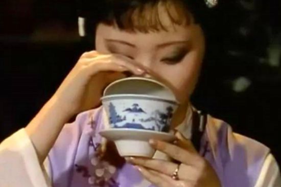女士喝茶優(yōu)雅姿勢，女士正確喝茶姿勢禮儀