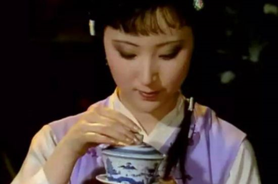 女士喝茶優(yōu)雅姿勢，女士正確喝茶姿勢禮儀