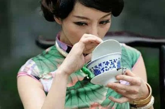 女士喝茶優(yōu)雅姿勢，女士正確喝茶姿勢禮儀