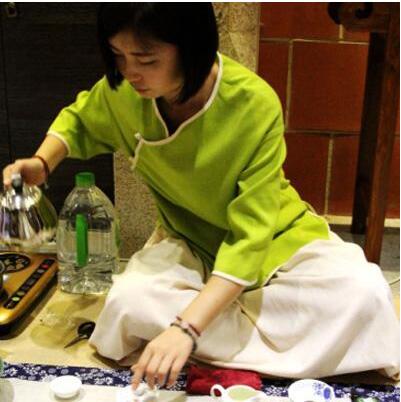女士喝茶的手勢，女人正確喝茶手勢姿勢圖