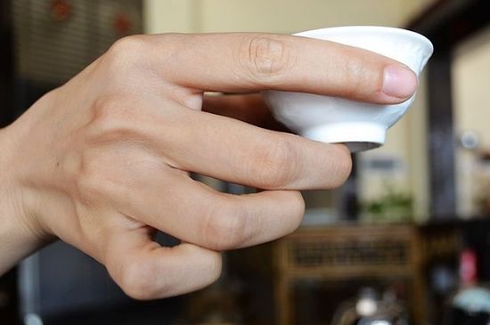 女士喝茶的手勢，女人正確喝茶手勢姿勢圖