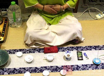 女士喝茶的手勢，女人正確喝茶手勢姿勢圖