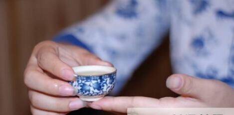 女士喝茶的手勢，女人正確喝茶手勢姿勢圖