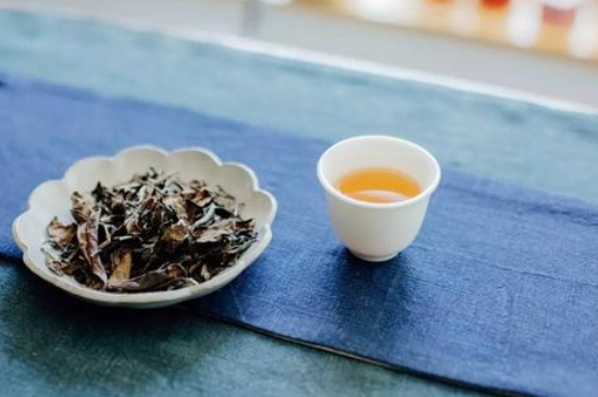 福鼎白茶能長(cháng)時(shí)間悶泡嗎，老白茶可以悶著(zhù)喝嗎？