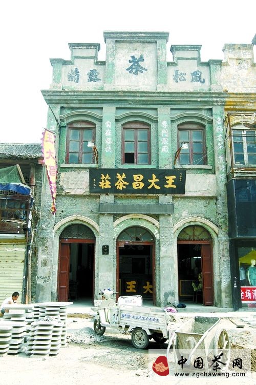 這座民國時(shí)期的建筑坐落在開(kāi)封市鼓樓街。今年5月，我們采訪(fǎng)時(shí)，正面臨開(kāi)封市政府對“鼓樓”進(jìn)行整修、改造，“王大昌”能不能保留下來(lái)成為當時(shí)所有人心里的疑問(wèn)。