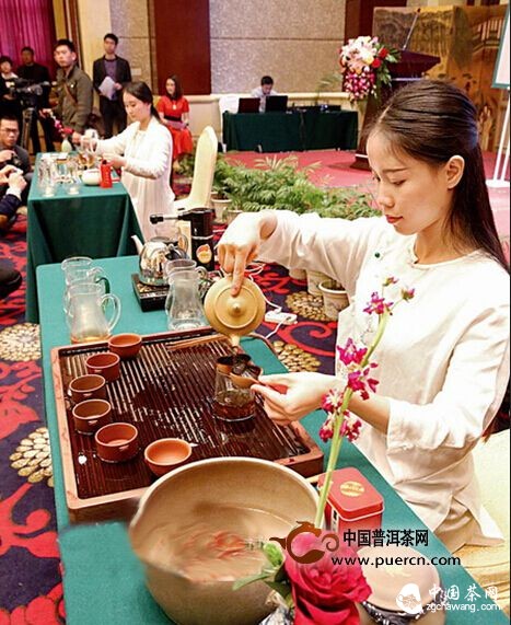 宜興湖滏鎮(zhèn)舉辦斗茶活動(dòng) 誕生紅茶王和綠茶王