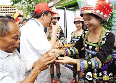 5月23日，幾名哈尼族姑娘向客人敬茶。當(dāng)日，普洱茶產(chǎn)品交易博覽會暨中國優(yōu)質(zhì)農(nóng)產(chǎn)品信任系統(tǒng)上線啟動儀式在云南省普洱市思茅區(qū)茶馬古鎮(zhèn)舉行。