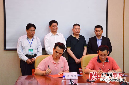 多個(gè)企業(yè)現(xiàn)場簽訂合作協(xié)議。