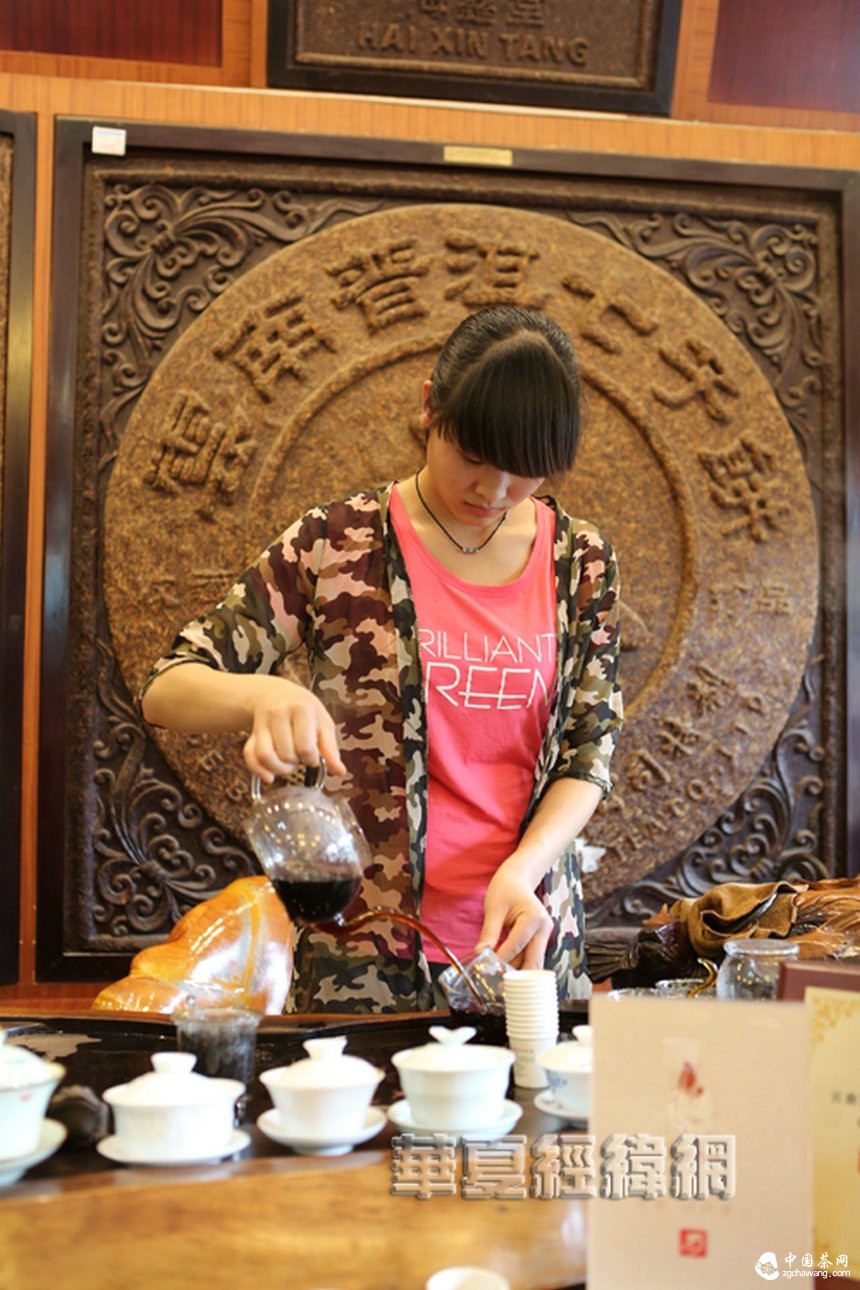 走進康樂茶城 兩岸記者品鑒云南普洱茶