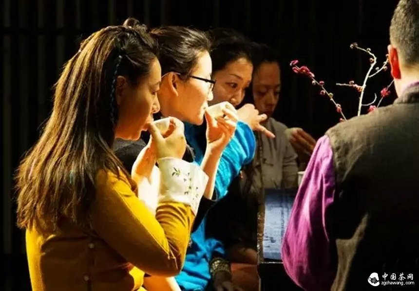 頭頂三大魔咒，茶葉電商卻越要發(fā)力線(xiàn)下？