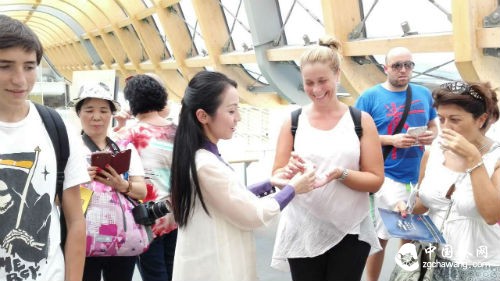 來(lái)自中國的茶仙子為各國游客奉茶，展示中國茶文化。