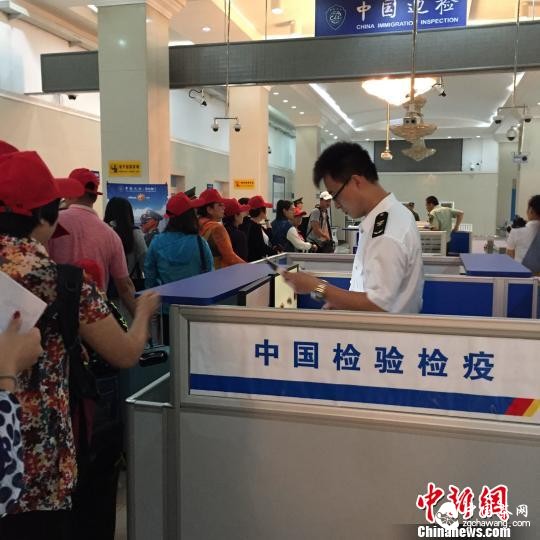 圖為游客在中國最大陸路口岸滿(mǎn)洲里過(guò)安檢?！钐K文 攝