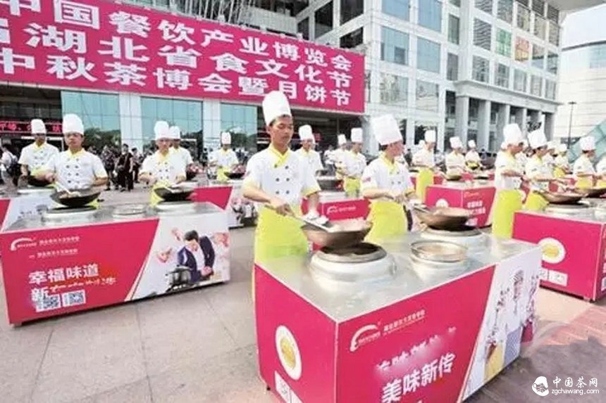 中國餐飲博覽會(huì )驚現茶王，60年代普洱茶磚萬(wàn)元一斤