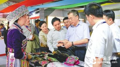 相關(guān)領(lǐng)導在宜賓館參觀(guān)