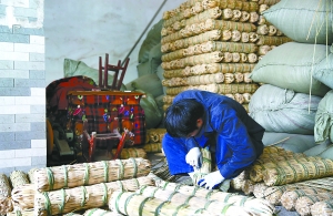 2015年，我國(guó)茶葉生產(chǎn)總規(guī)模繼續(xù)保持慣性擴(kuò)張態(tài)勢(shì)，茶葉生產(chǎn)結(jié)構(gòu)調(diào)整優(yōu)化，市場(chǎng)總需求放緩。有數(shù)據(jù)顯示，2015年我國(guó)58.3%的產(chǎn)區(qū)整體銷(xiāo)量下降或持平，41.7%的產(chǎn)區(qū)銷(xiāo)量有所增長(zhǎng)；92%的產(chǎn)區(qū)高檔茶銷(xiāo)售量下降，下降幅度10%-20%不等。圖為&ldquo;茶鄉(xiāng)&rdquo;湖南某茶葉工廠，工人正在包裝茶葉。本報(bào)記者 馬志強(qiáng)攝影報(bào)道