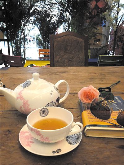 春節(jié)，陜茶迎來了開門紅，不論是春茶、綠茶、茯茶還是紅茶都顯現(xiàn)出未來一片大好的景象。面對(duì)這樣的現(xiàn)象，陜茶如何穩(wěn)中求進(jìn)步，成為了陜茶產(chǎn)業(yè)內(nèi)值得大家思考的話題。