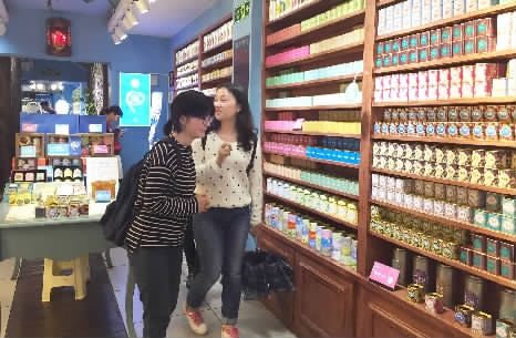 卡通萌寵圖案、小巧精致包裝、五花八門產(chǎn)品，加上免費(fèi)試飲、免費(fèi)打印照片等新穎促銷方式，5月28日，記者走訪調(diào)查發(fā)現(xiàn)，全國(guó)各地涌現(xiàn)出來的新興茶葉店，吸引著不少年輕人熱情消費(fèi)。