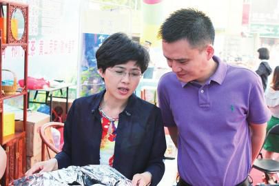 歙縣人民政府副縣長方蓉艷左調(diào)研歙縣茗茶銷售情況。