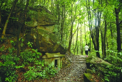古道邊上供沿途旅客祈求平安的土地公小廟。何東方 攝
