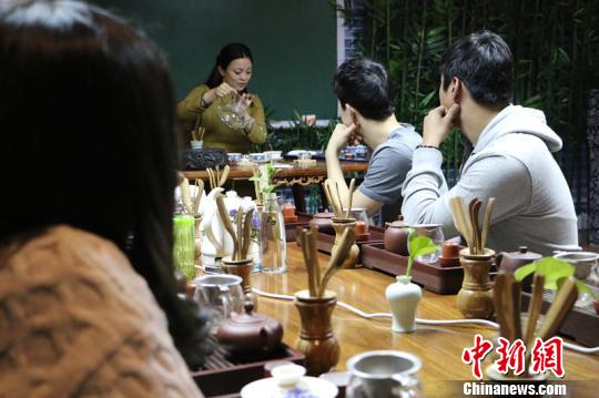 中亞留學(xué)生體驗(yàn)茶文化：習(xí)慣喝中國(guó)茶喜歡學(xué)茶藝（圖）
