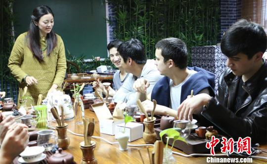 圖為茶藝?yán)蠋熃虒W(xué)生們茶藝?！」⒌さ?攝