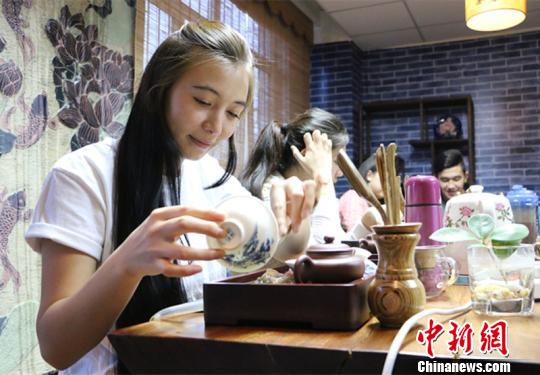 圖為來(lái)自烏茲別克斯坦的瑪夫杜娜在茶藝課上練習(xí)?！」⒌さ?攝