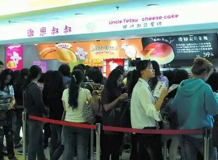 在此后短短1年時(shí)間，“徹思叔叔”在全國40多個(gè)城市開(kāi)了超過(guò)120家店面，有加盟店店主抱怨，開(kāi)店包加盟費在內等花了近100萬(wàn)元，結果總公司只派人教了3天便撒手不管了。