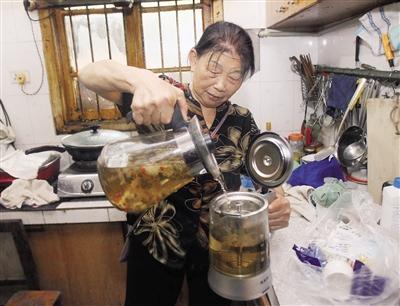 黎婆婆在家為游人準備茶水。