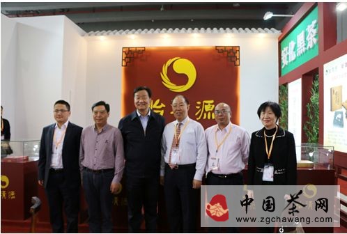 中國茶葉流通協(xié)會常務(wù)副會長王慶（左三）攜廣東茶界知名人士齊關(guān)注