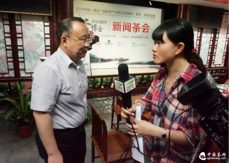圖3：南京茶博會李總熱情向媒體介紹展會籌備情況