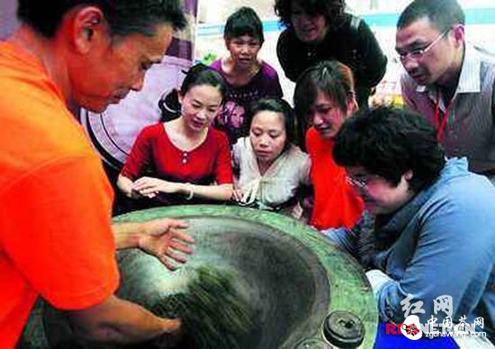(在開幕式上，炒茶師現(xiàn)場展示傳統(tǒng)炒茶技藝，受到市民圍觀。)