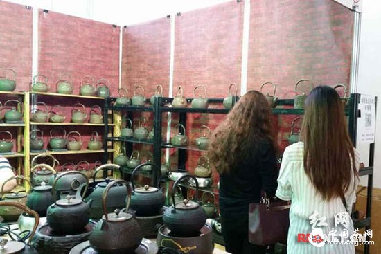 (各種茶具茶器匯聚展會，成為本屆茶博會一大特色。)
