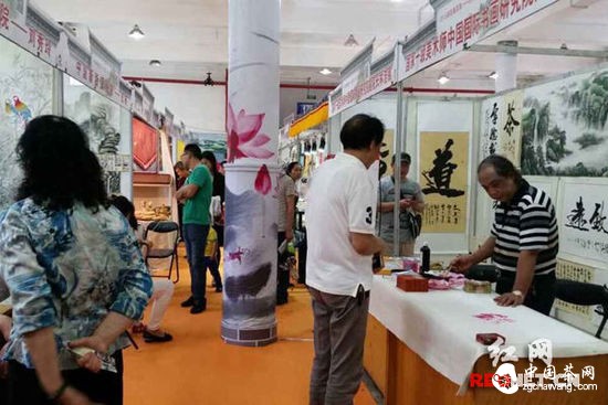 (自古茶與藝術(shù)不分家，現(xiàn)場還展出了多位書畫名家的優(yōu)秀作品。)