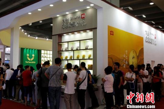 2017春季中國(廣州)國際茶業(yè)博覽會25日開幕，期間將舉辦十多場無界茶會，活動也從白天延伸至夜晚，令白天無時間逛展的茶友晚上可欣賞&ldquo;國茶之夜&rdquo;。　廖健穎 攝