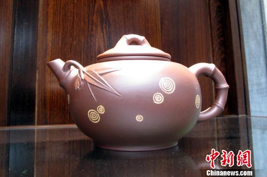 富貴竹壺在經(jīng)典陶坊展出，由紫砂技藝代表性傳承人汪寅仙制作，價值逾百萬人民幣?！⊥趿?攝